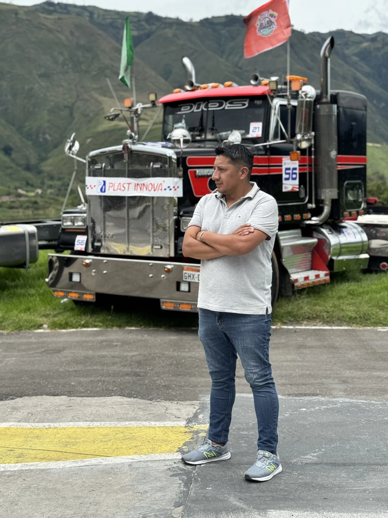 Miguel junto a un Kenworth clásico negro y rojo en la sierra ecuatoriana