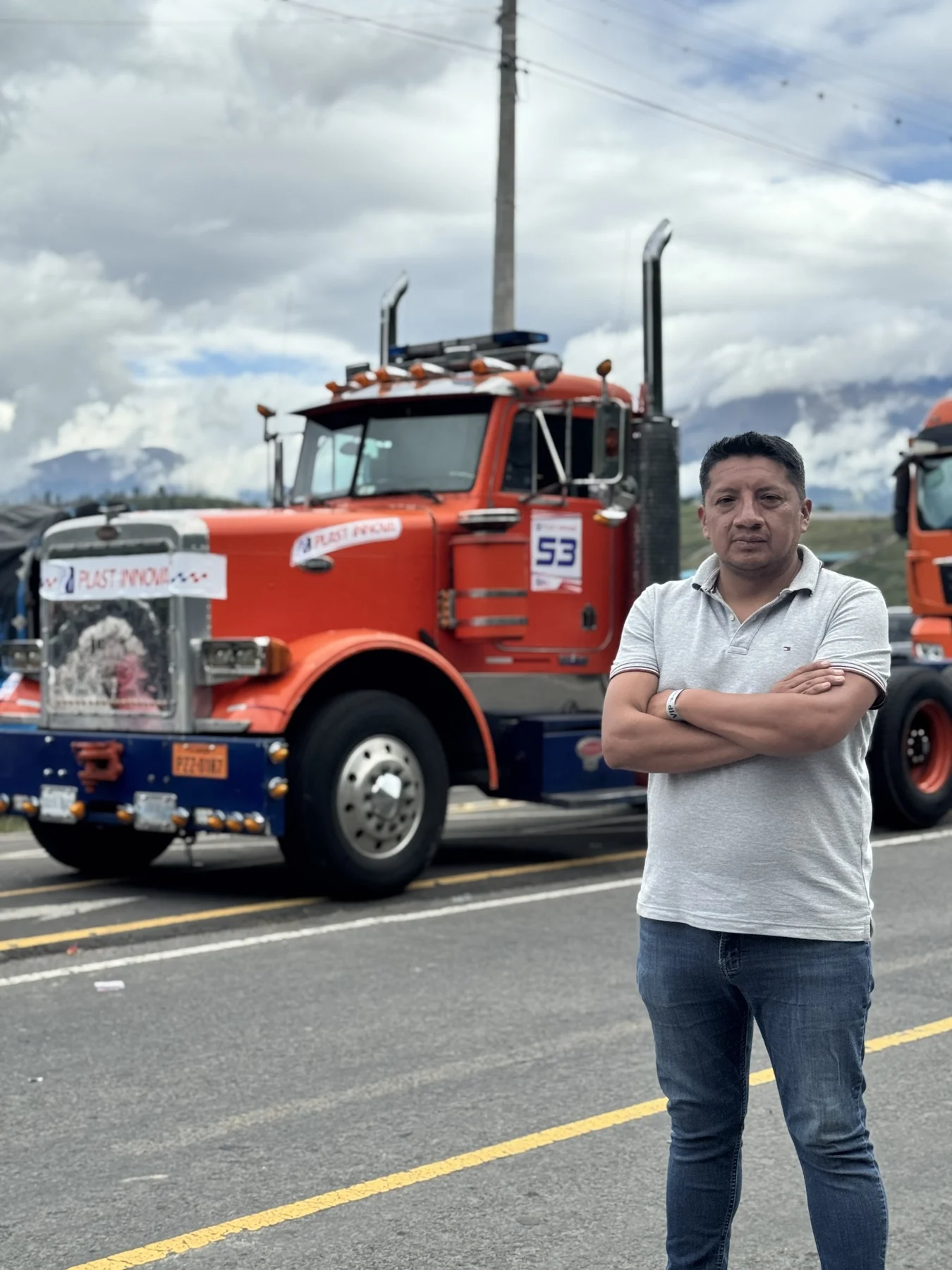 Migue Santamaría junto a un cabezal naranja en un encuentro de camiones